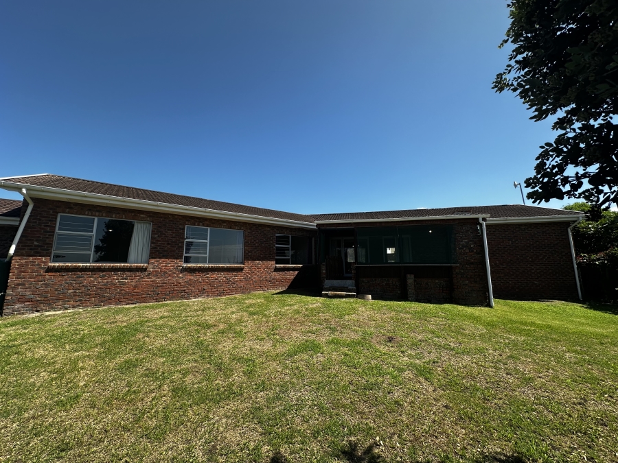 To Let 4 Bedroom Property for Rent in Winterstrand Eastern Cape